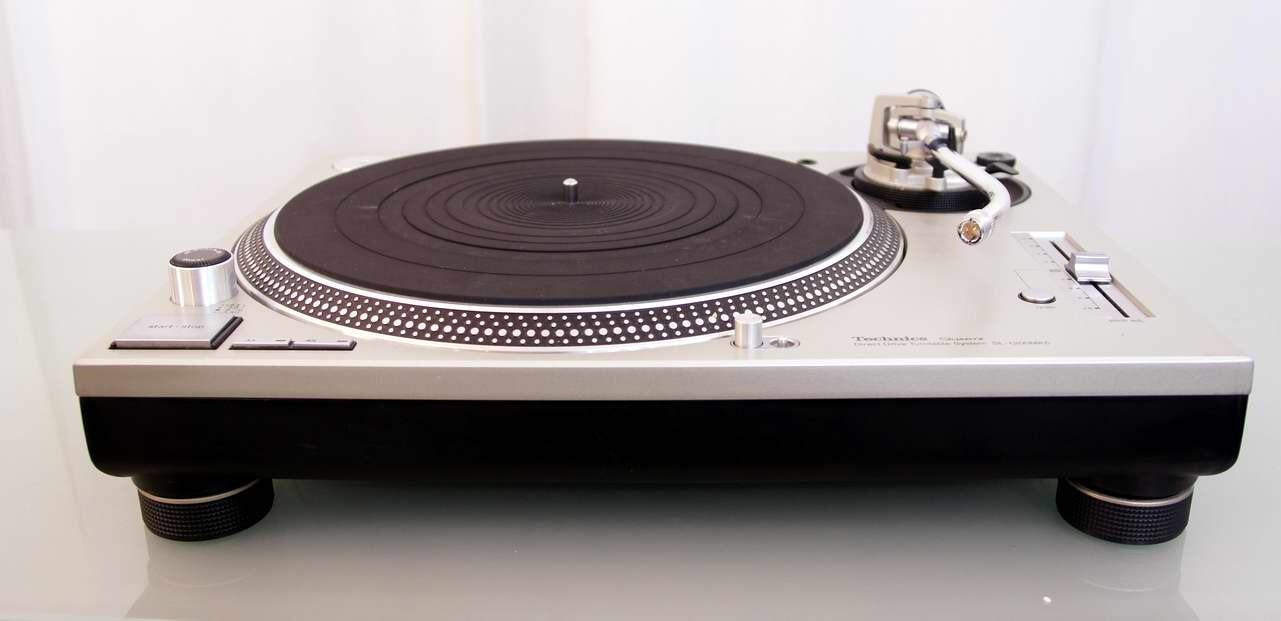 🎛️ Technics SL-1200 MK5 Platine vinyle professionnelle reconnue pour sa fiabilité et sa précision, idéale pour les DJs exigeants et les performances en live.